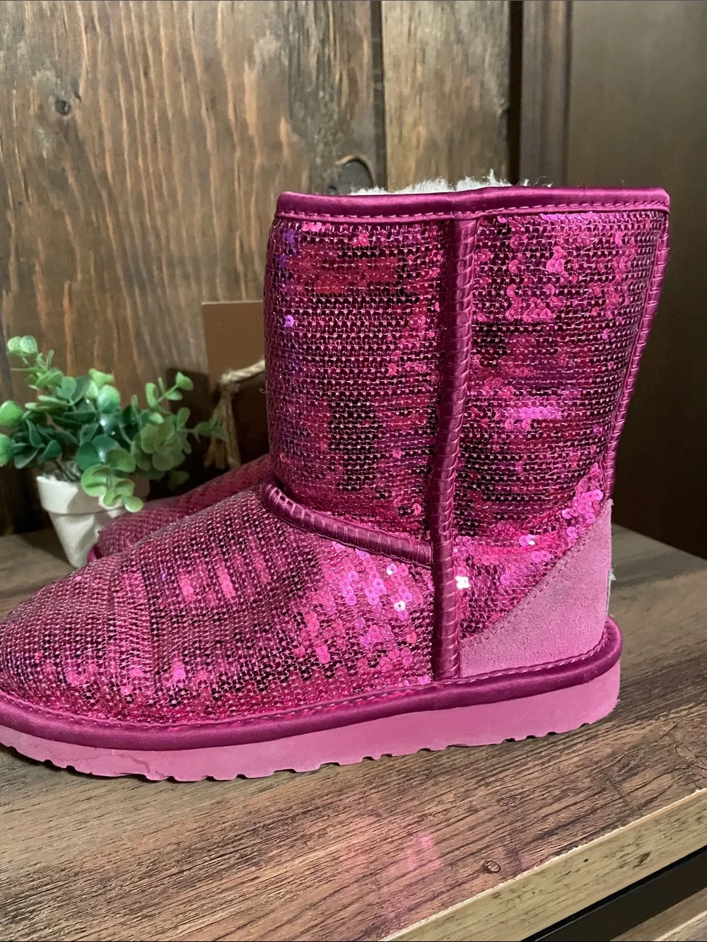 UGG Australia Kids Pink Sequin Classic Short Sherpa lined Boots • Size 4